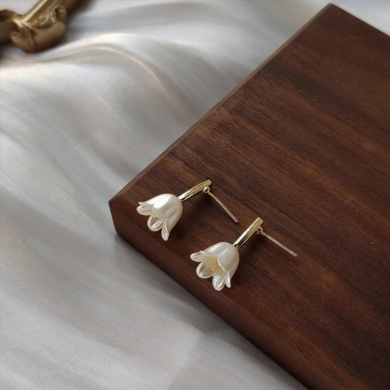 Vintage Gold Floral White Earrings