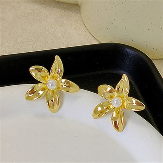 Vintage Gold Floral Elegant Pearl Stud Earrings