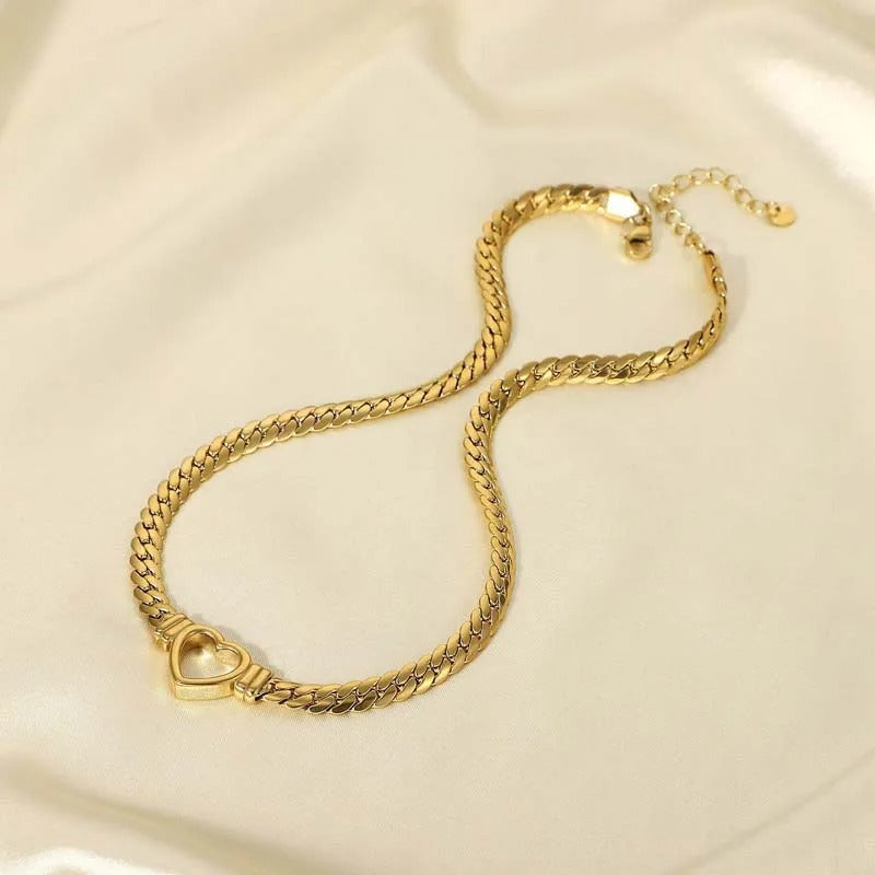 Vintage Gold Heart-Shaped Clasp Necklace