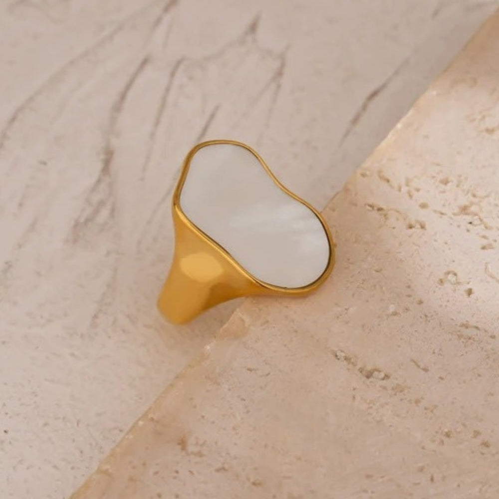 Vintage White Shell Gold Ring